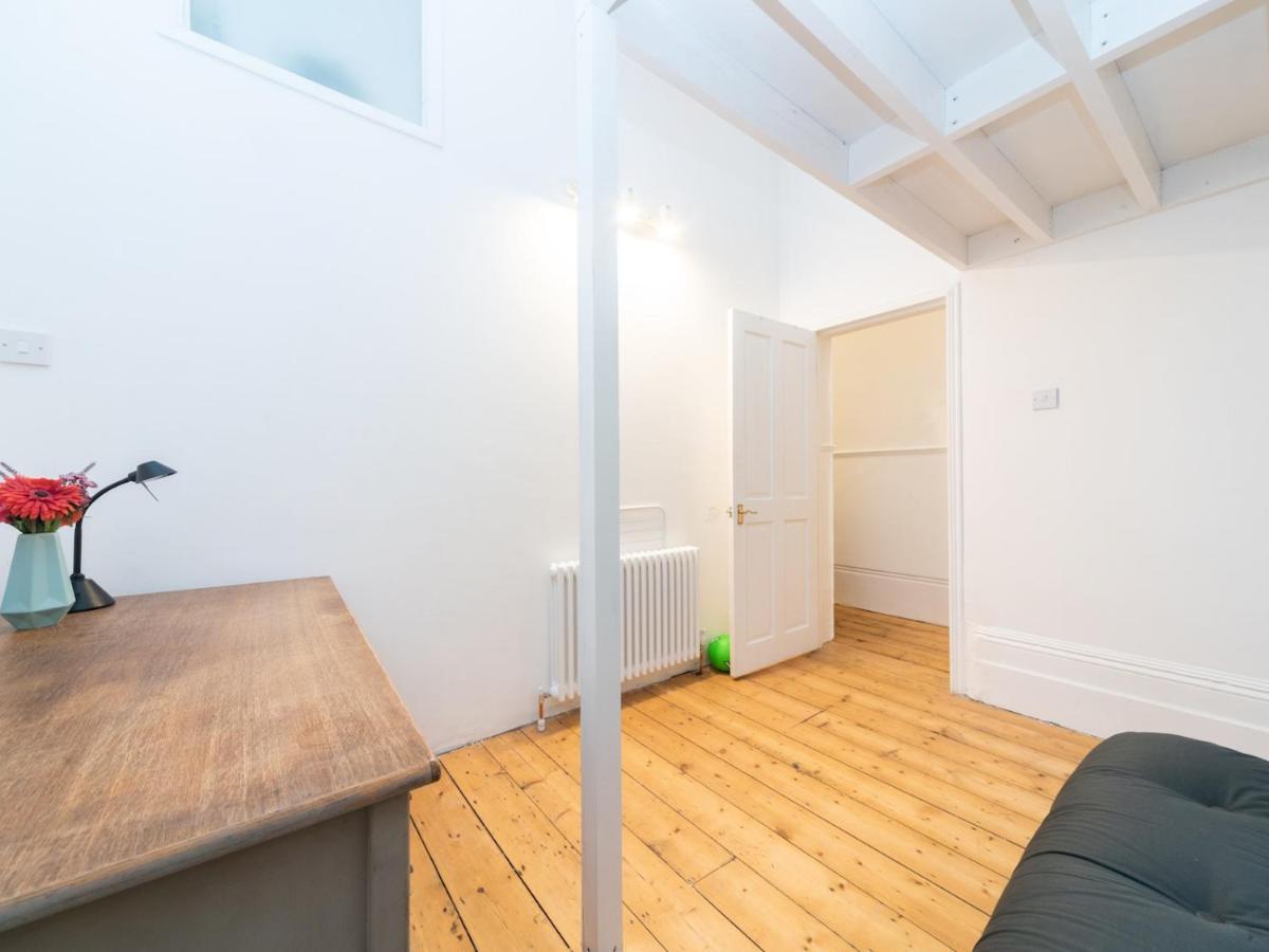 Pass The Keys Rustic And Quirky Flat In Charming Charlton Village London Bagian luar foto